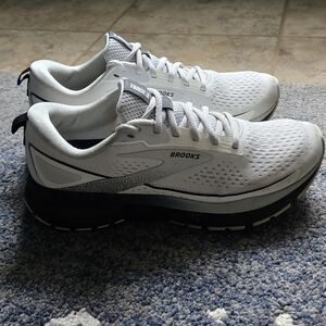 Brooks Wome's Trace 3 Neutral Running Shoes White And Black Size 7.5